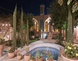 حیاط شبانه هتل طرفه سپیدار با حوض آب