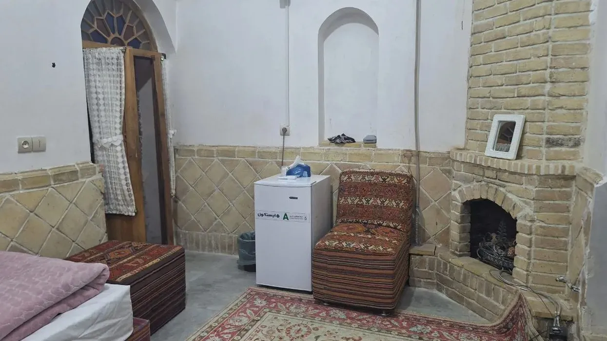 نشیمن اتاق هتل طرفه سپیدار با بخاری دیواری