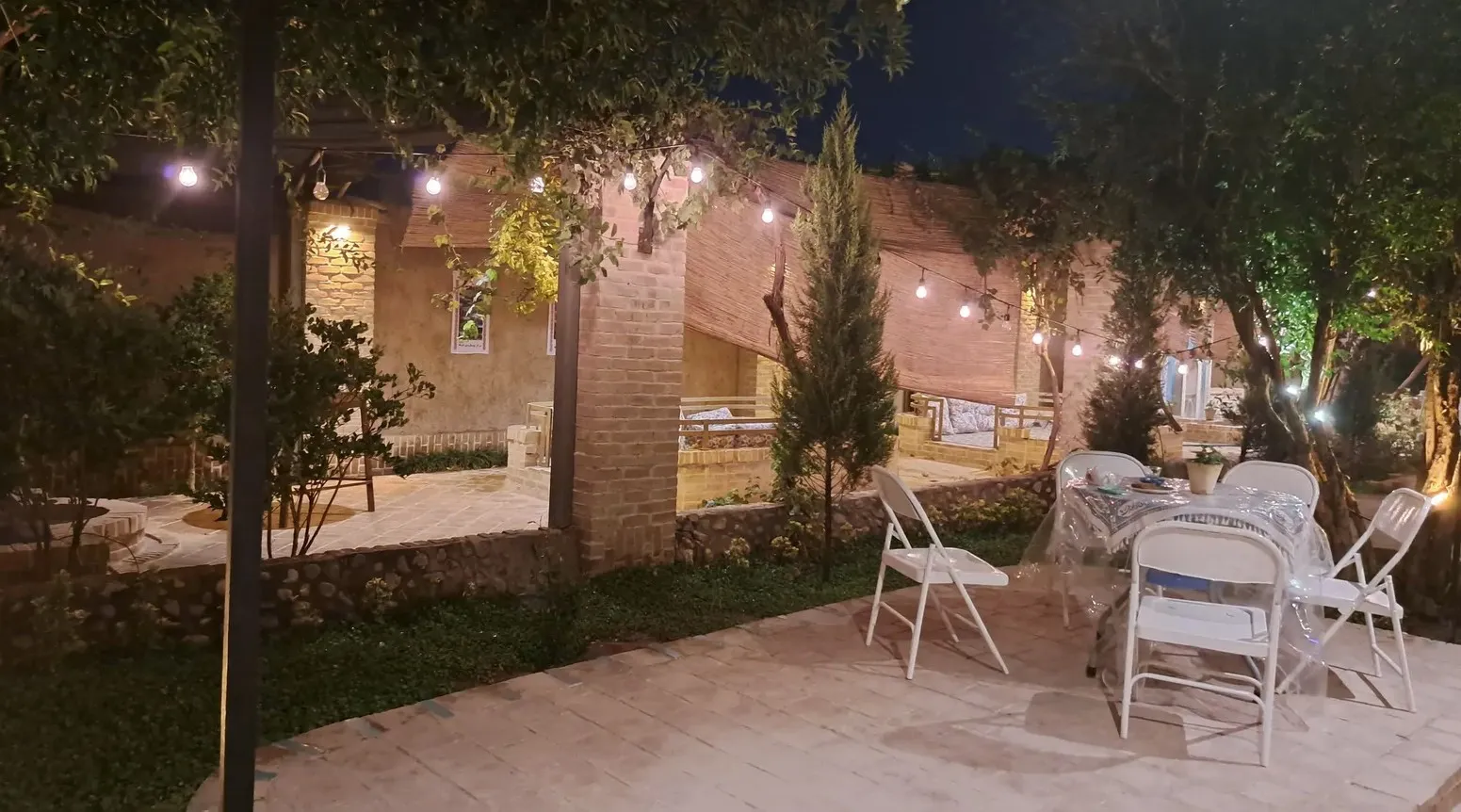 محوطه نشیمن باغ هتل طرفه سپیدار در شب