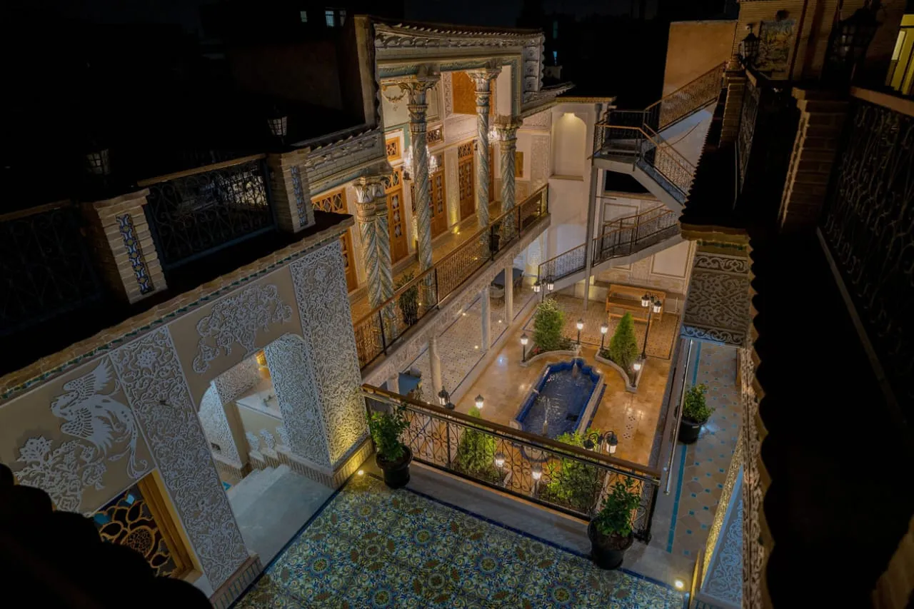 حیاط هتل ایزدی با حوض و کاشی‌کاری سنتی