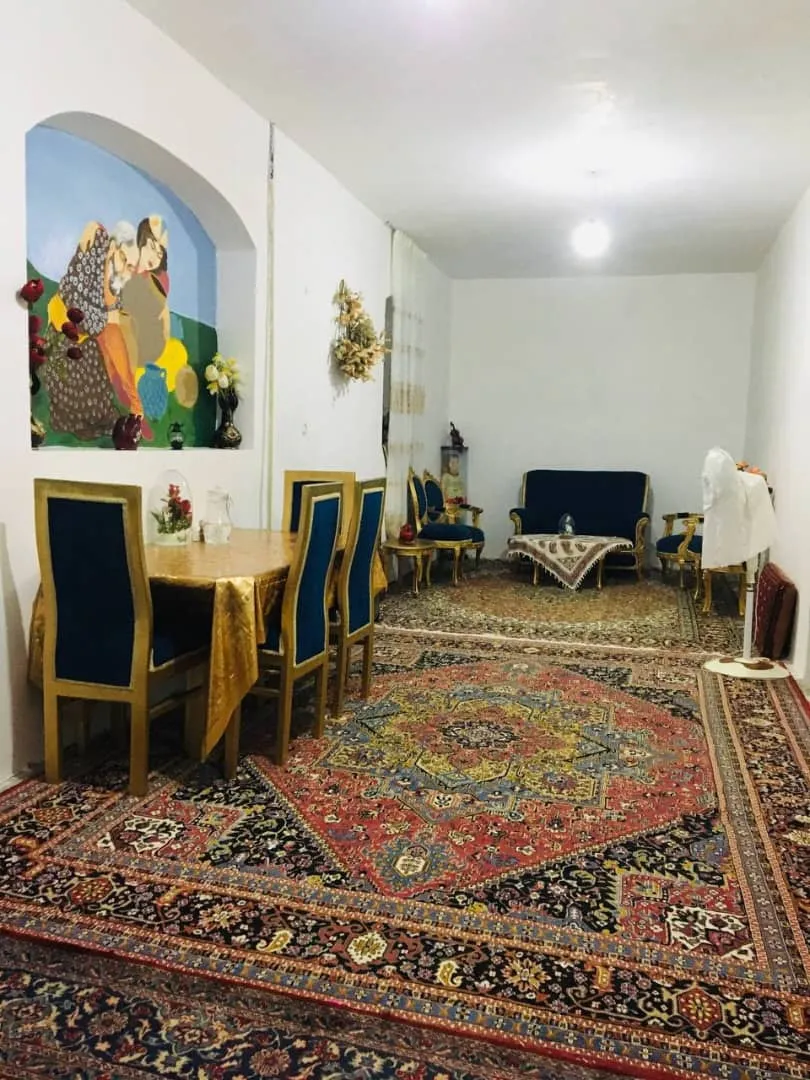 سالن هتل آریان با فرش‌های ایرانی و میز پذیرایی