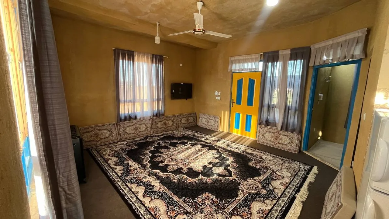 اتاق نشیمن شالیزار سرطاق با فرش مرکزی