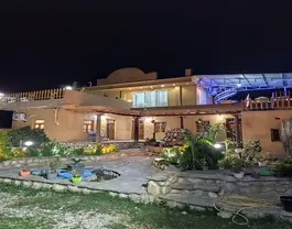 نمای شبانه ماری گل با باغچه و نورپردازی