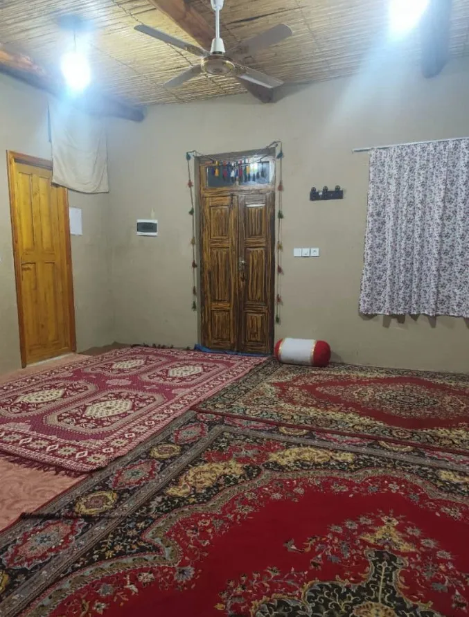 اتاق ماری گل با فرشهای دستباف و سقف چوبی