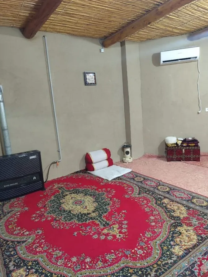 اتاق ماری گل با فرش قرمز و سقف حصیری