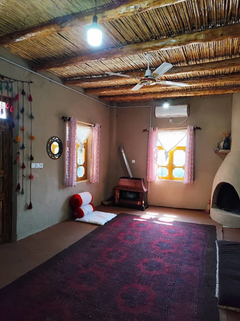 اتاق سنتی با سقف حصیری و پنجره چوبی هتل ماری گل