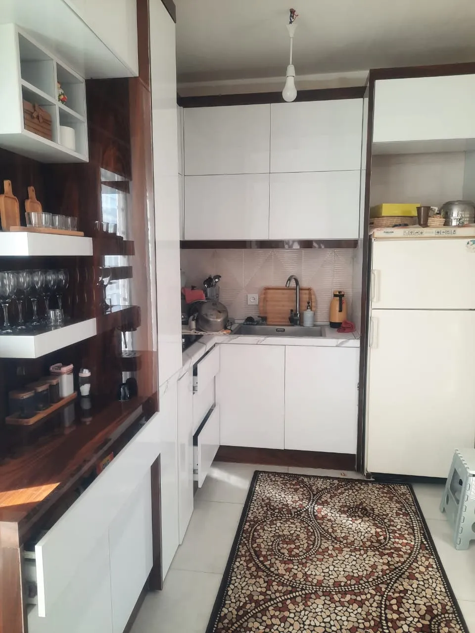 آشپزخانه سفید با کابینت و سینک هتل ماری گل