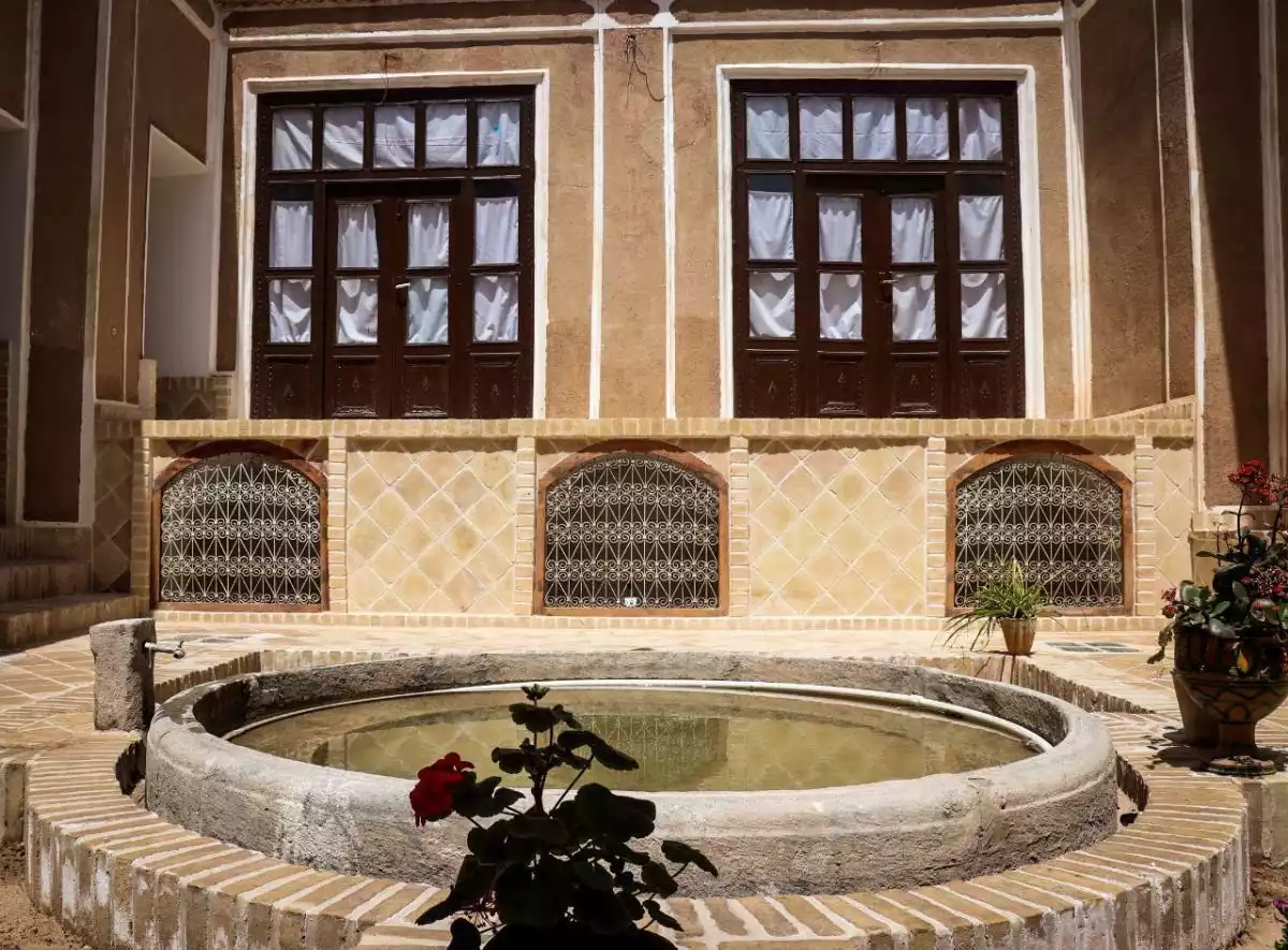 حوض سنگی حیاط سنتی شاخه نبات