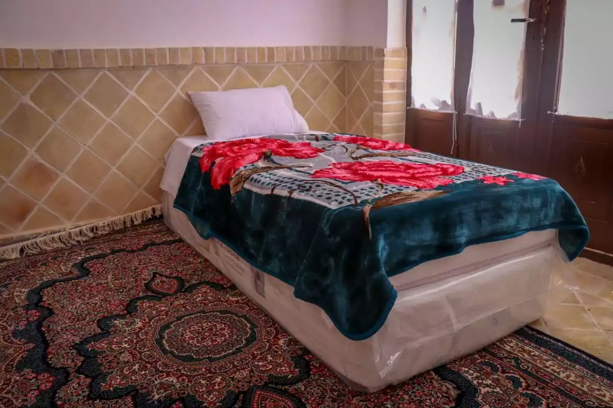 تخت با روتختی مخمل سبز هتل شاخه نبات