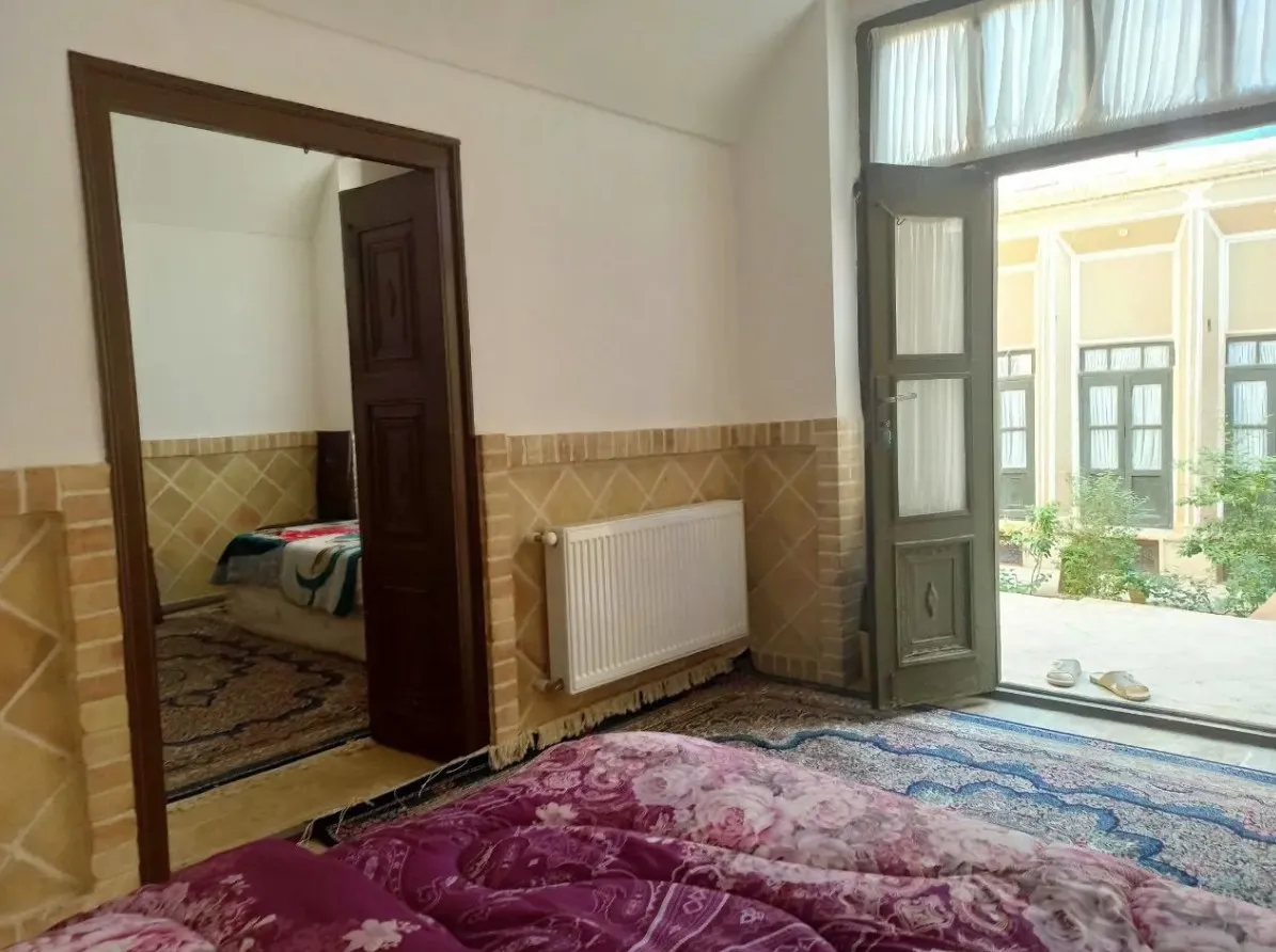 اتاق شاخه نبات با تخت گل‌دار و در شیشه‌ای