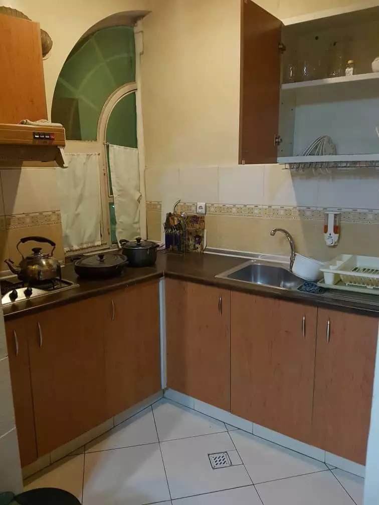 آشپزخانه ویلا با اجاق گاز، سینک و کابینت