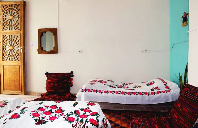 تخت‌های گل‌دار و پشتی‌های سنتی خانه عروسک