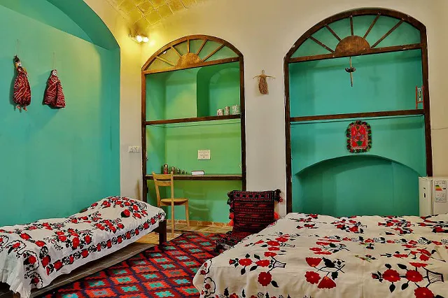 اتاق دوخوابه خانه عروسک با تخت‌های گلدار