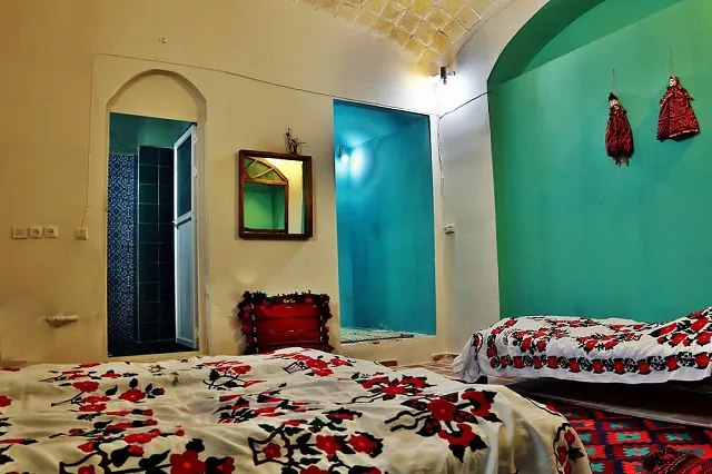 تخت‌های گلدار در اتاق خانه عروسک