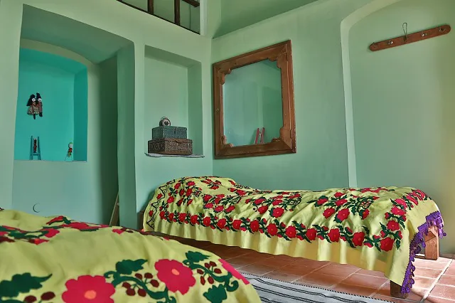 دو تخت گل‌دار در اتاق خانه عروسک