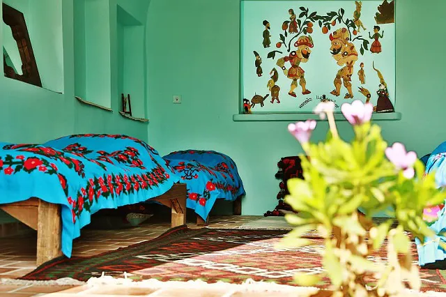 تخت‌های آبی و نقاشی دیواری اتاق خانه عروسک