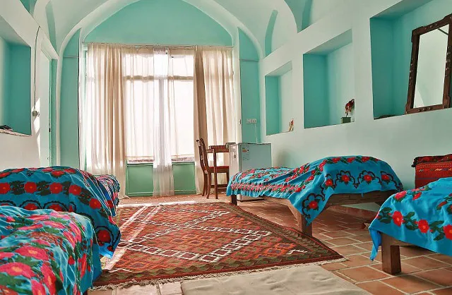 تخت‌های یک‌نفره و فرش ایرانی در خانه عروسک