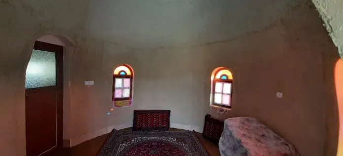 اتاق گنبدی با پنجره‌های رنگی در رویای کویر