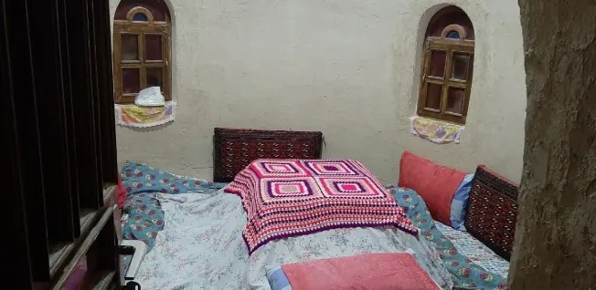تخت سنتی با روتختی هندسی در رویای کویر