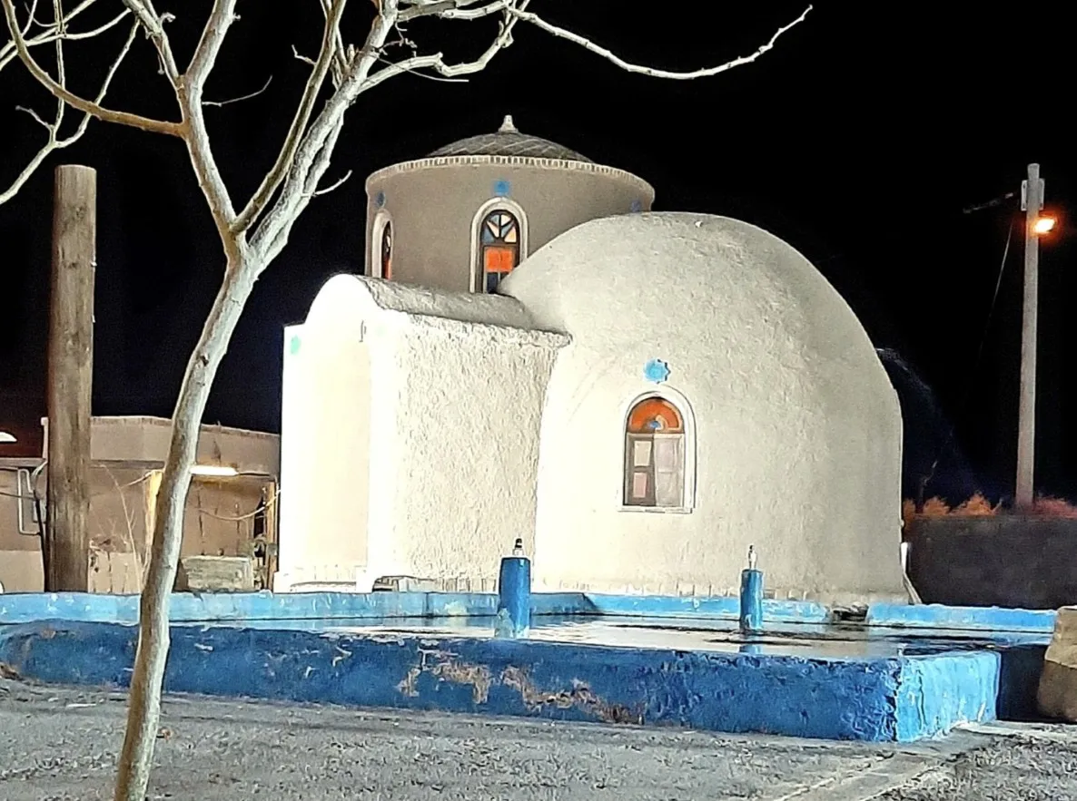 ساختمان گنبدی اقامتگاه رویای کویر در شب
