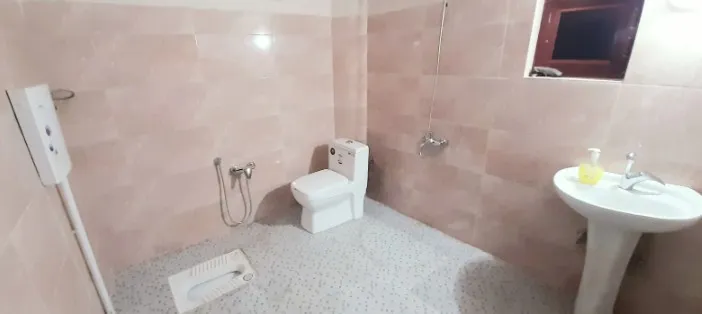 حمام با کاشی‌های صورتی در رویای کویر