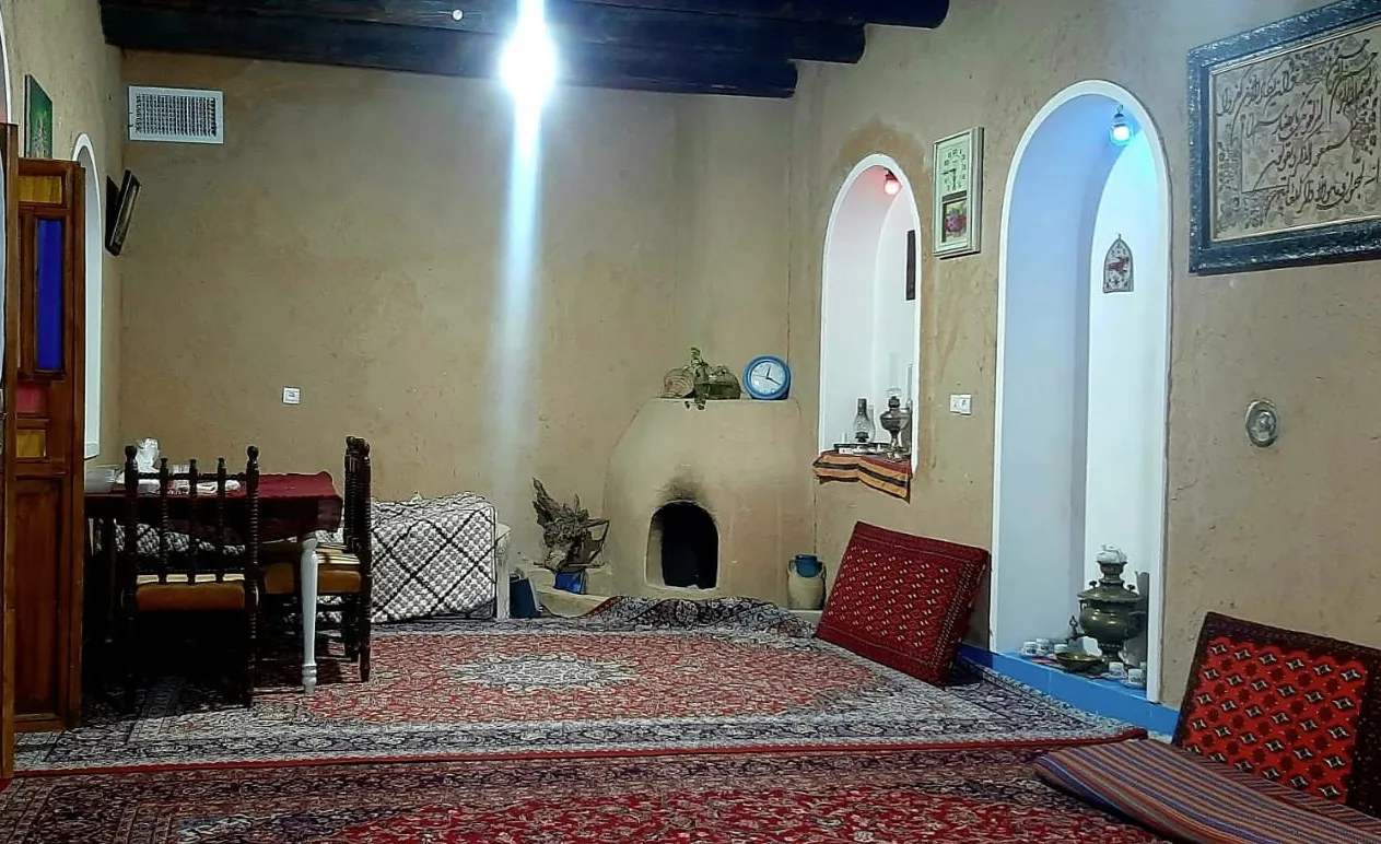 اتاق سنتی رویای کویر با فرش و طاقچه‌های گنبدی