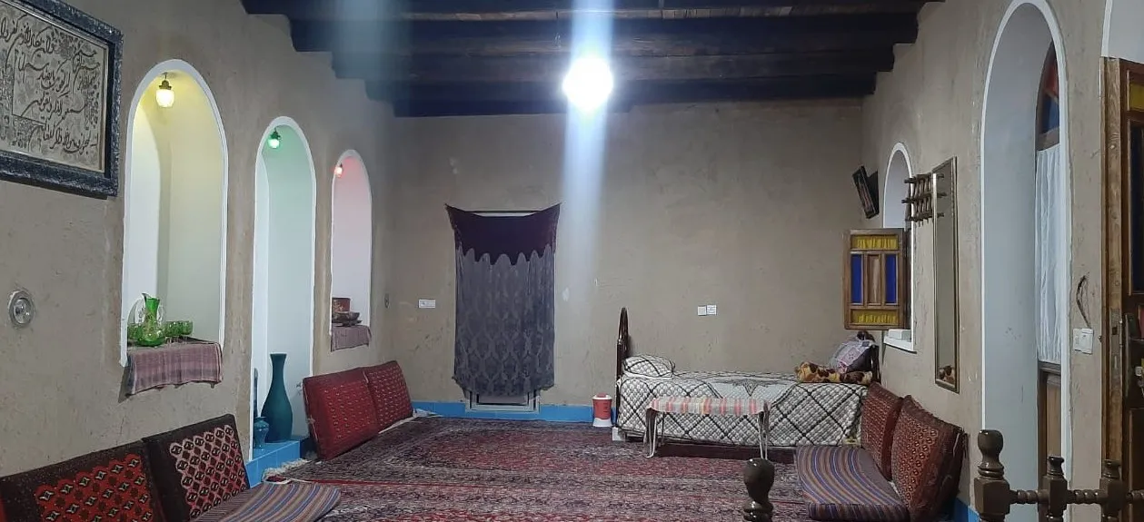 فضای نشیمن سنتی رویای کویر با فرش‌های ایرانی