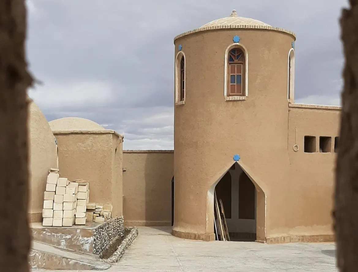 نمای برج گِلی و حیاط رویای کویر
