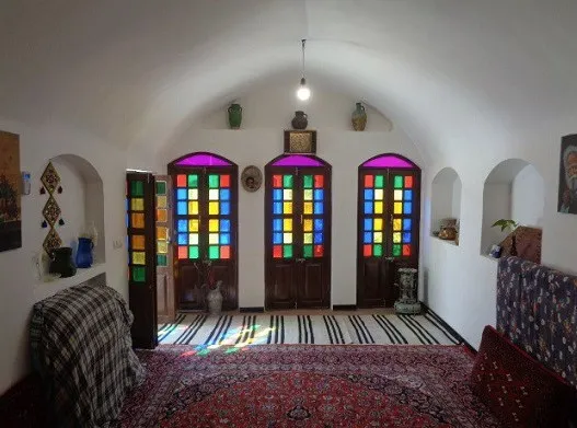 پنجره‌های رنگی اتاق سنتی هتل رویای کویر