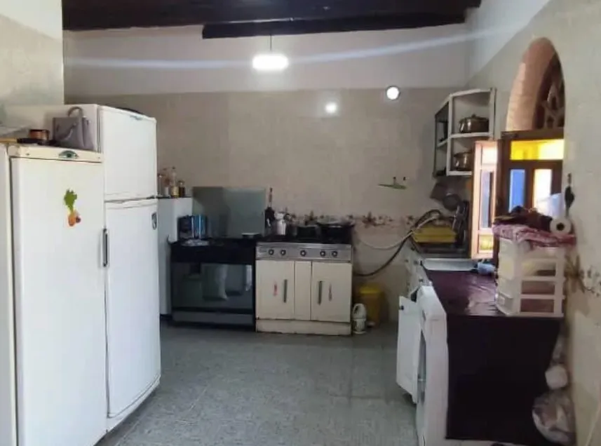 آشپزخانه رویای کویر با یخچال و اجاق