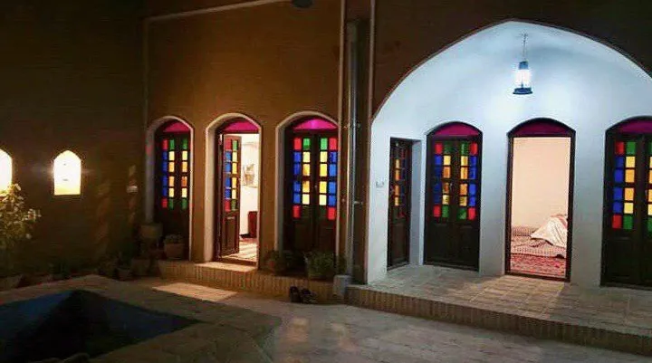 درهای رنگی اتاق‌های رویای کویر در حیاط شبانه