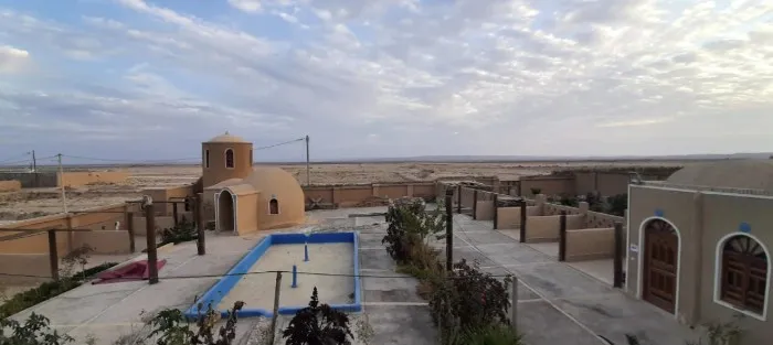 محوطه رویای کویر با استخر و چشم‌انداز کویری