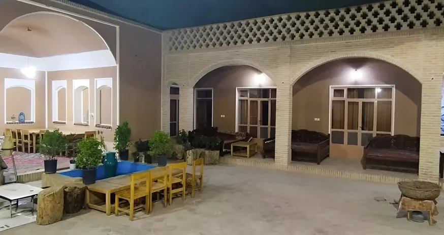 حیاط عمارت شاباز با طاقهای آجری و فضای نشیمن