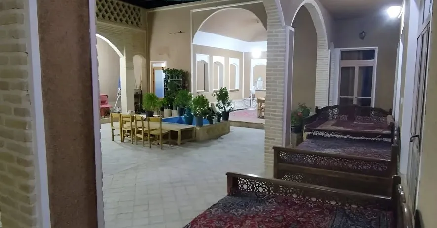 راهروی عمارت شاباز با تختهای سنتی و حیاط مرکزی