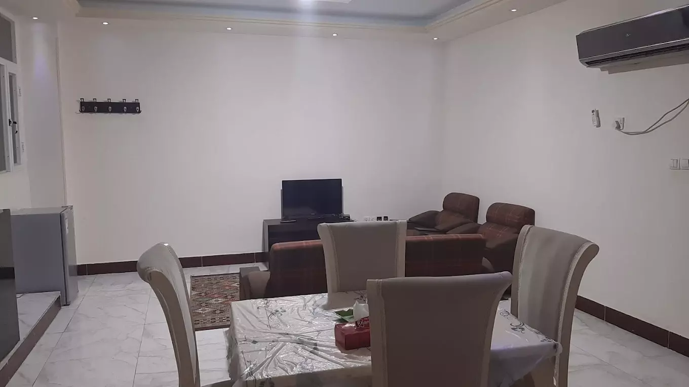 میز غذاخوری و مبلمان قهوهای هتل دریا