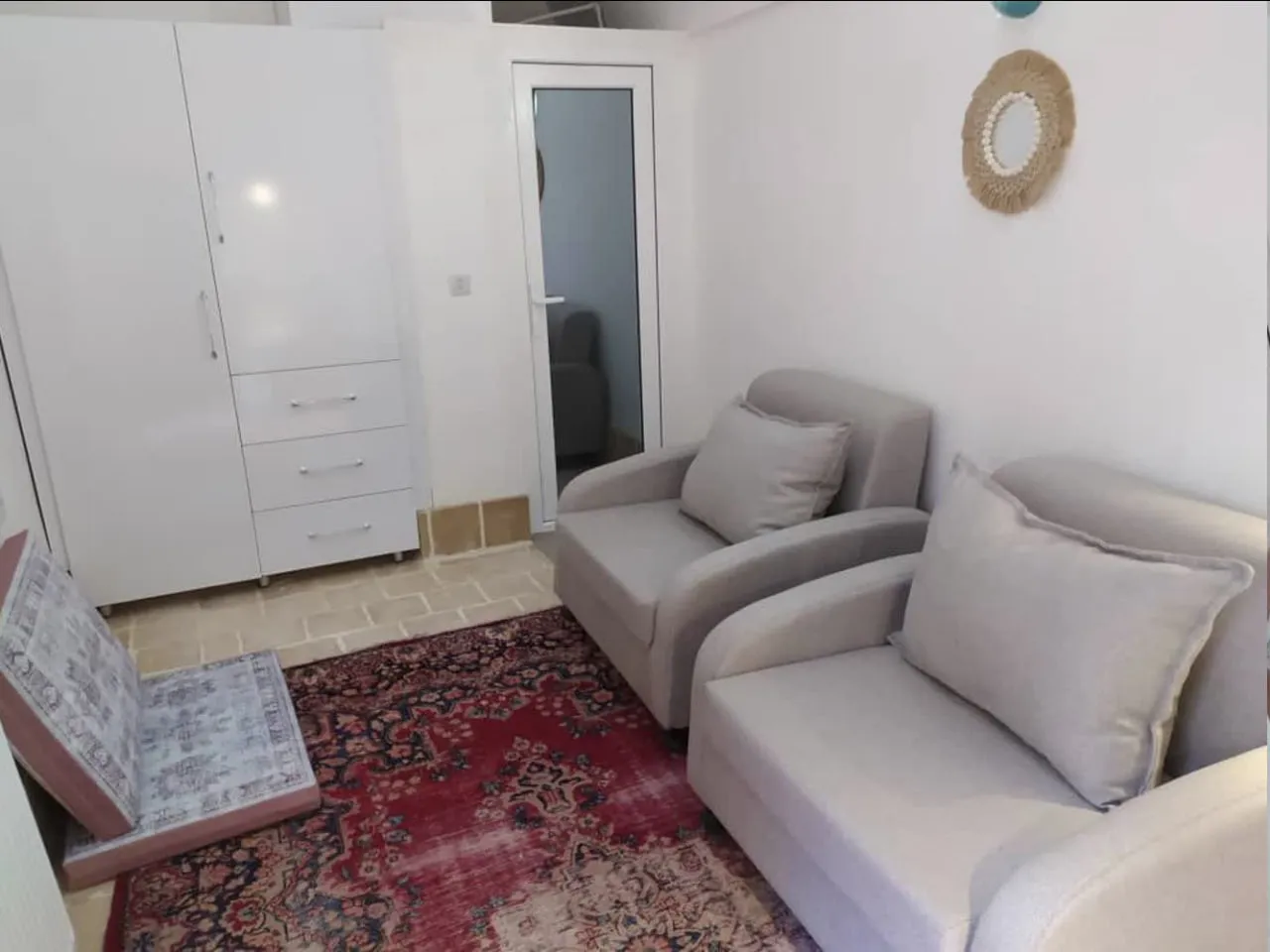 مبل‌های روشن در نشیمن عمارت شاطر