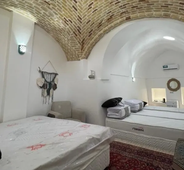 اتاق عمارت شاطر با سقف آجری و دو تخت