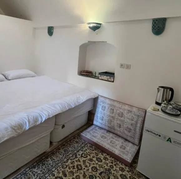 تخت اتاق عمارت شاطر و نشیمن سنتی