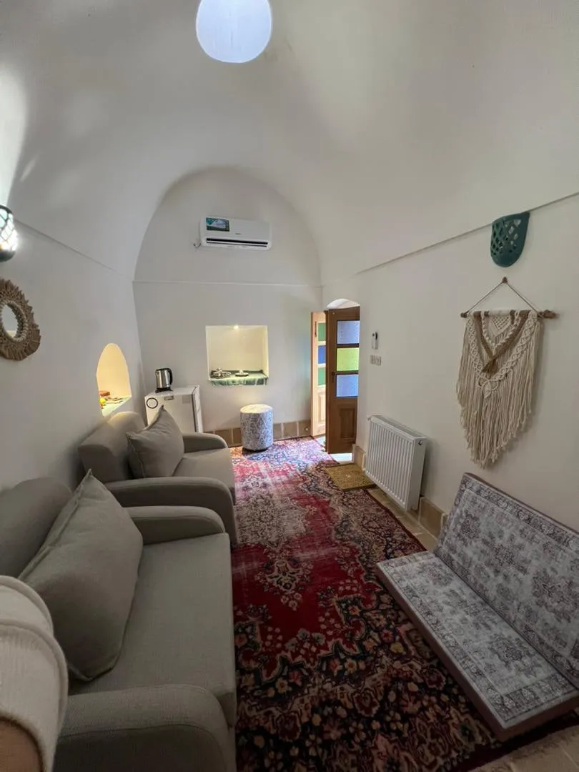 نشیمن عمارت شاطر با مبل و فرش قرمز