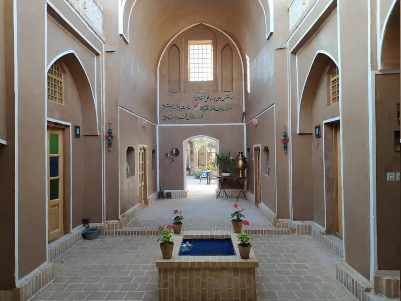 راهروی قوسی عمارت شاطر با حوضچه و گلدان