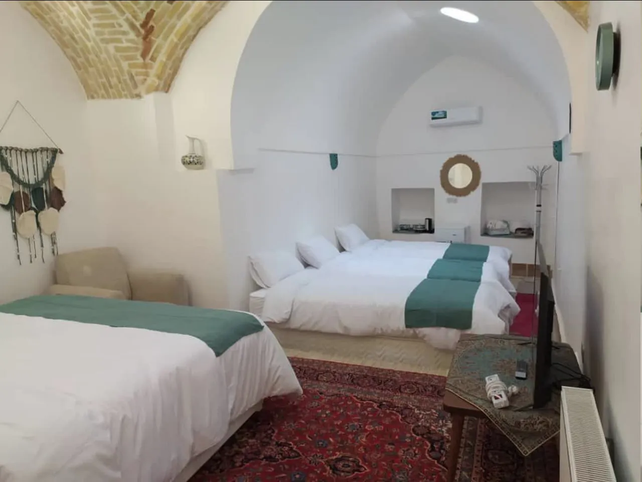 اتاق عمارت شاطر با تخت‌های سفید و سقف آجری