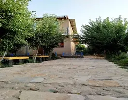 محوطه سنگ‌فرش‌شده اقامتگاه جیژوان میان درختان