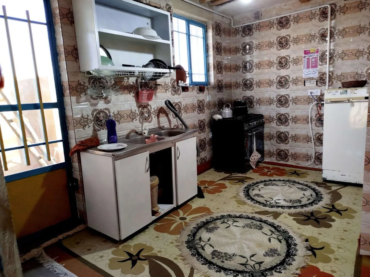 آشپزخانه اقامتگاه جیژوان با کابینت و اجاق گاز
