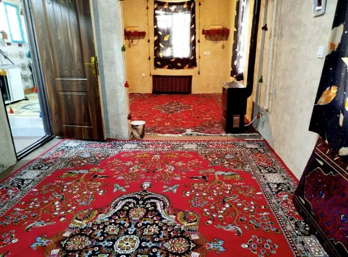 فضای داخلی مفروش با قالیهای قرمز اقامتگاه جیژوان