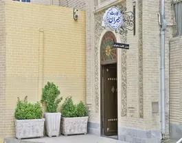 ورودی آجری هتل جیران با گلدان‌های سبز