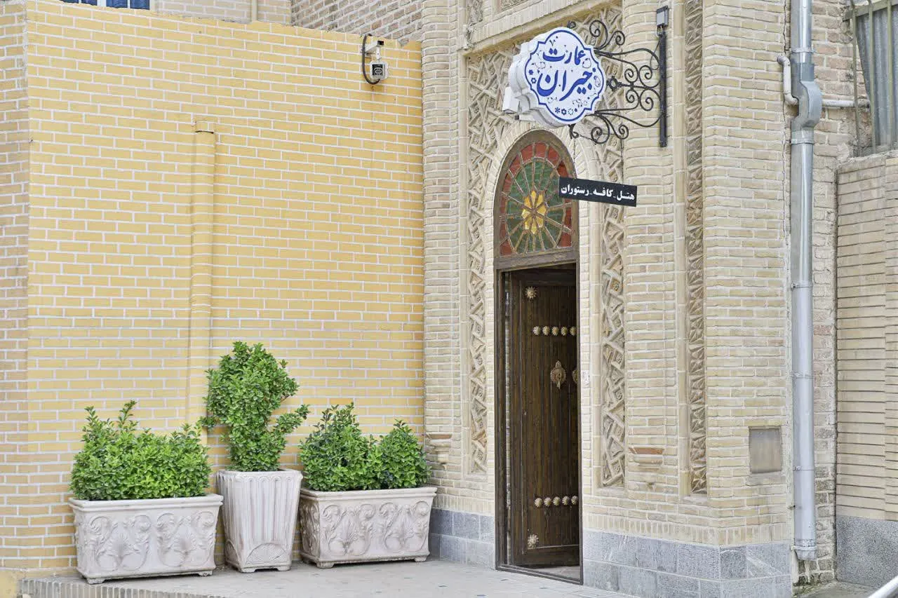 ورودی آجری هتل جیران با گلدان‌های سبز