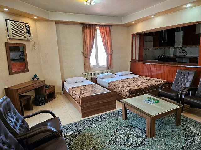 اتاق ایساتیس با دو تخت و فضای نشیمن