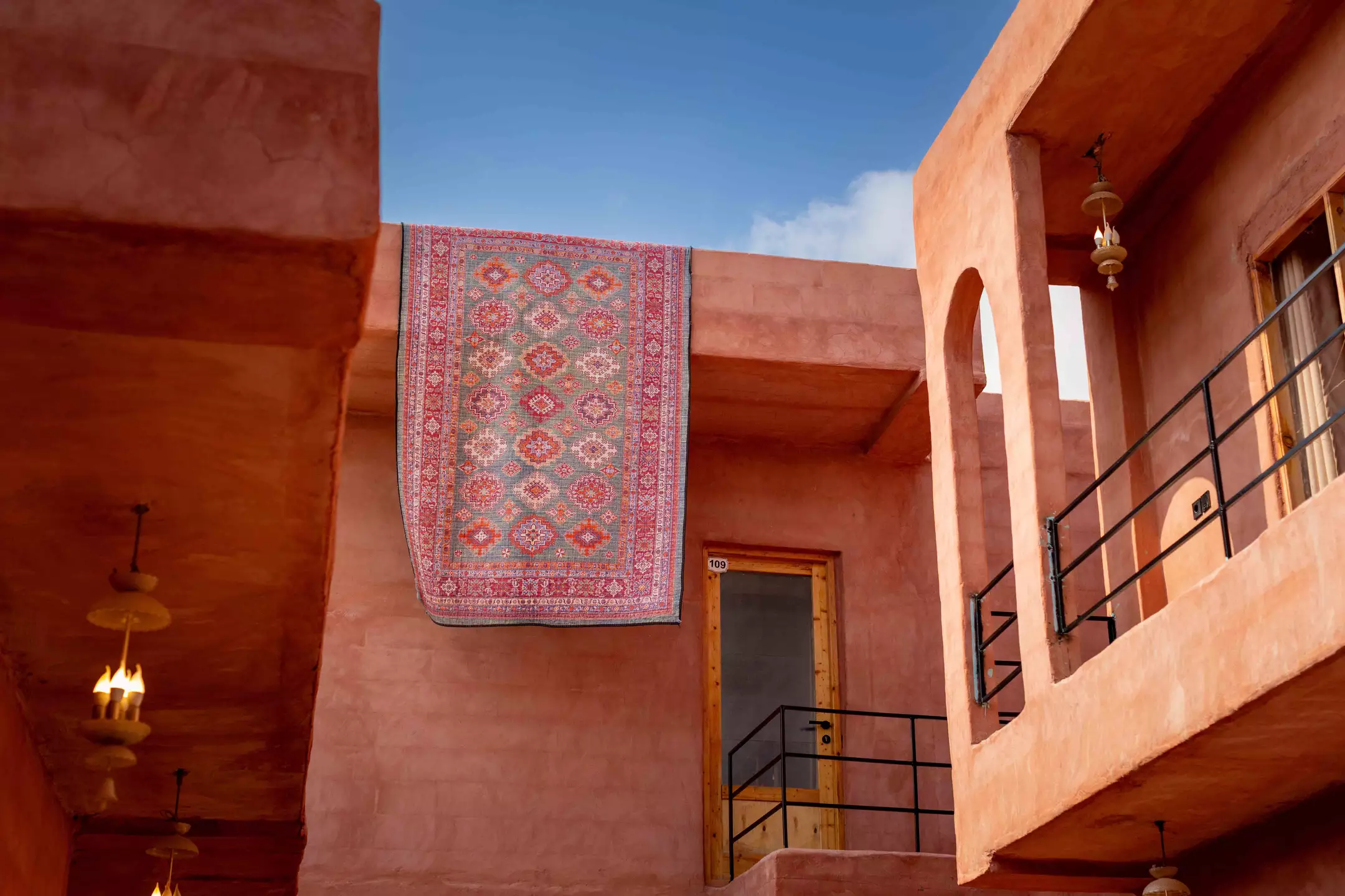 نمای حیاط دنسه مریجان با فرش آویخته