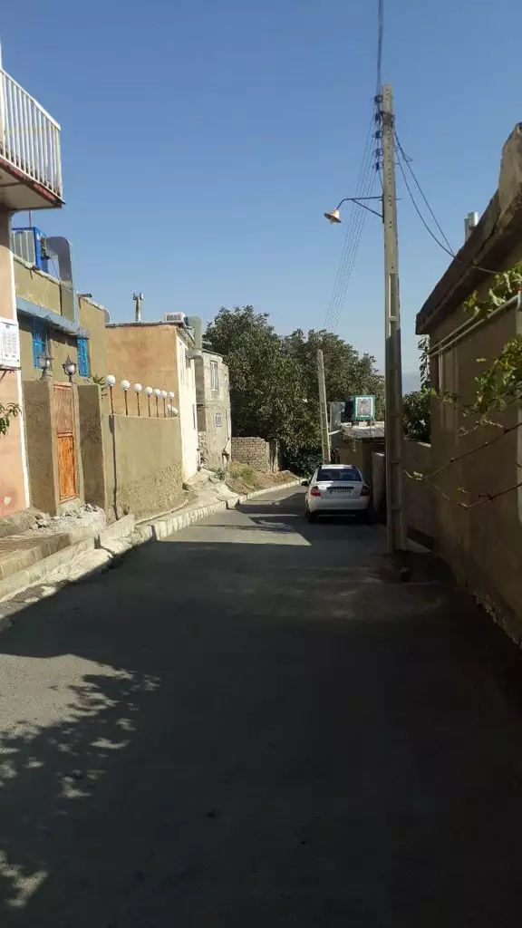 خیابان منتهی به سنار با ساختمان‌های مسکونی