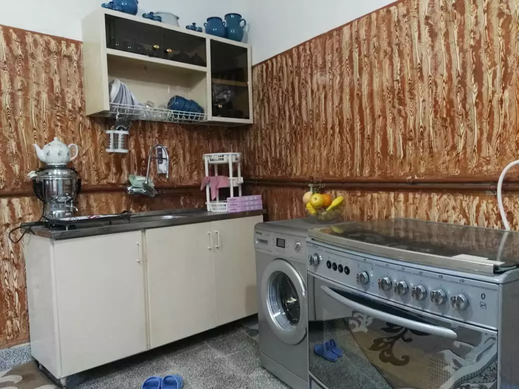 آشپزخانه سنار با اجاق، ماشین لباسشویی و کابینت